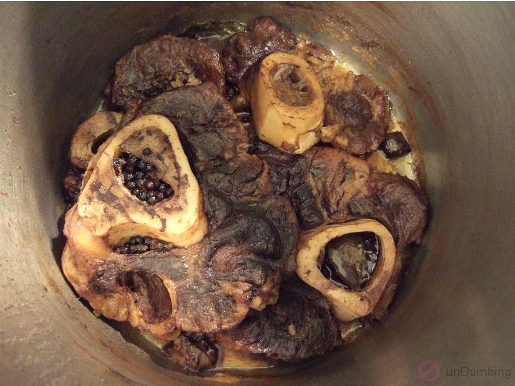Simmered-downed hindshank pieces in a pot