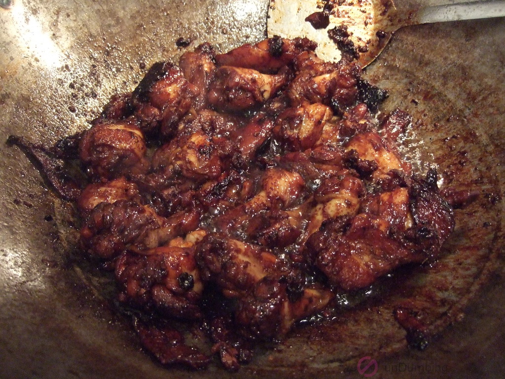 Caramelized chicken wings in the wok