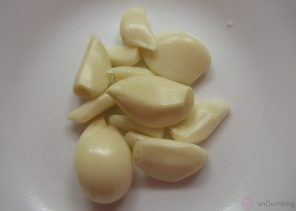 Peeled garlic cloves on a plate