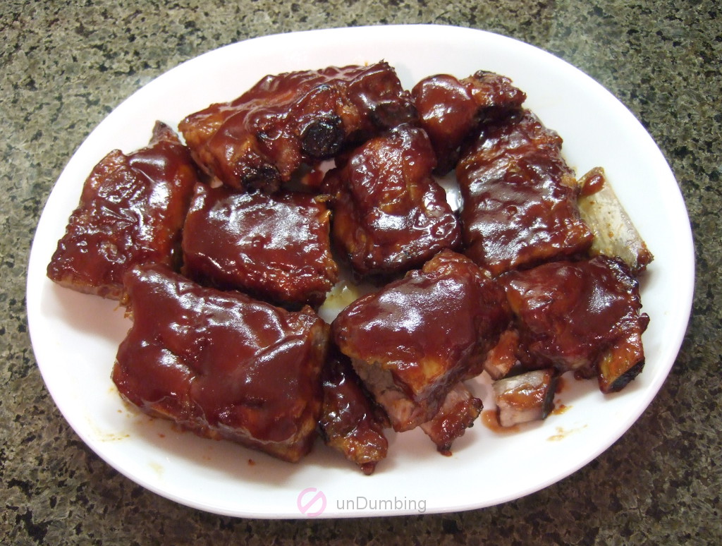 Ribs with the remaining sauce on a white plate (Try 2)
