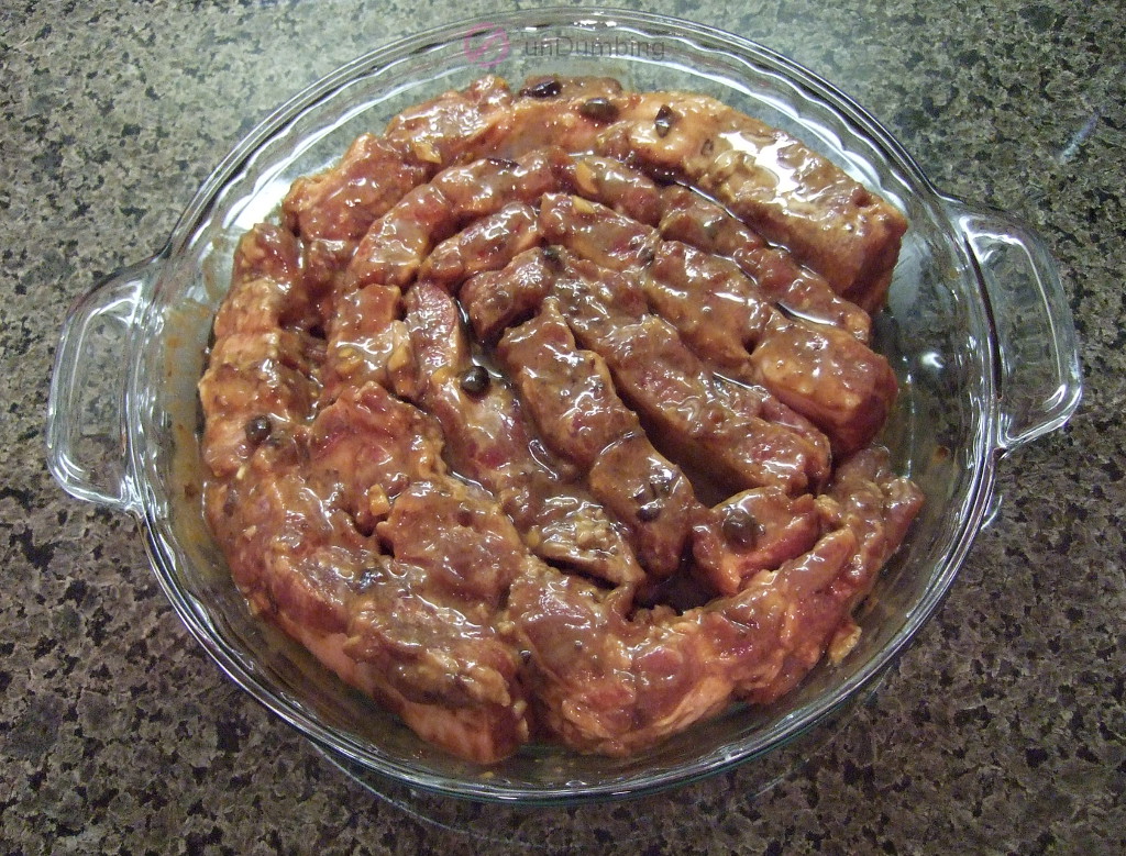 Ribs with oil in a glass dish before steaming
