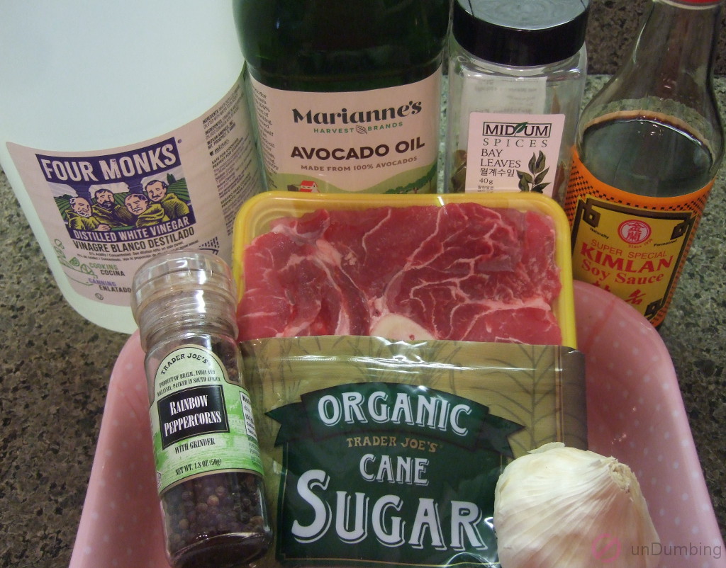 White vinegar, oil, bay leaves, soy sauce, peppercorn, beef shank, sugar, and garlic