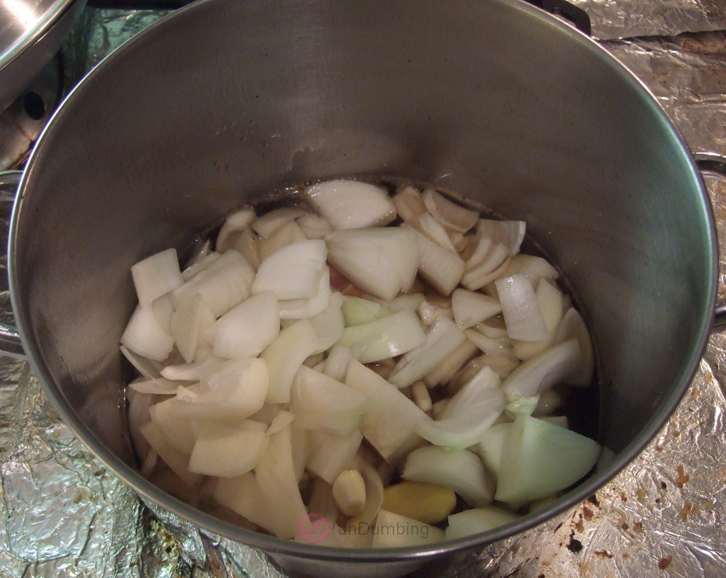 Chicken, garlic, onion, and ginger to be boiled in a pot of water